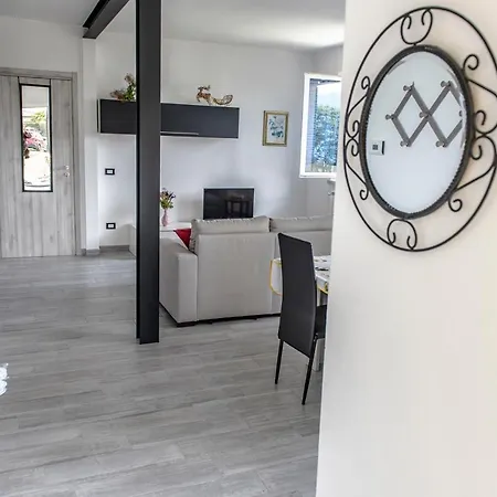 Michael Nicolo דירה אוג'ביו