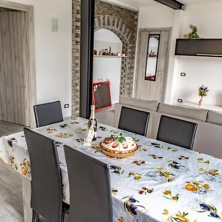 Michael Nicolo דירה