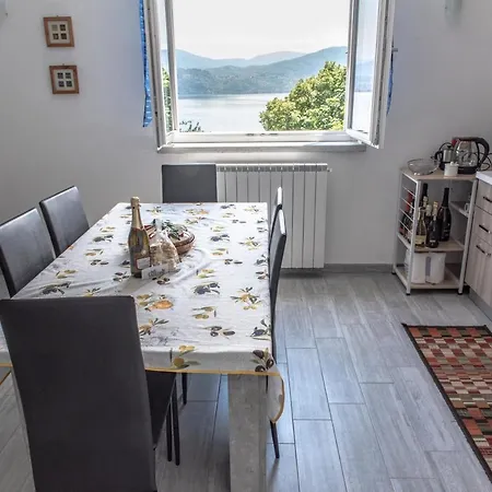 Michael Nicolo דירה אוג'ביו